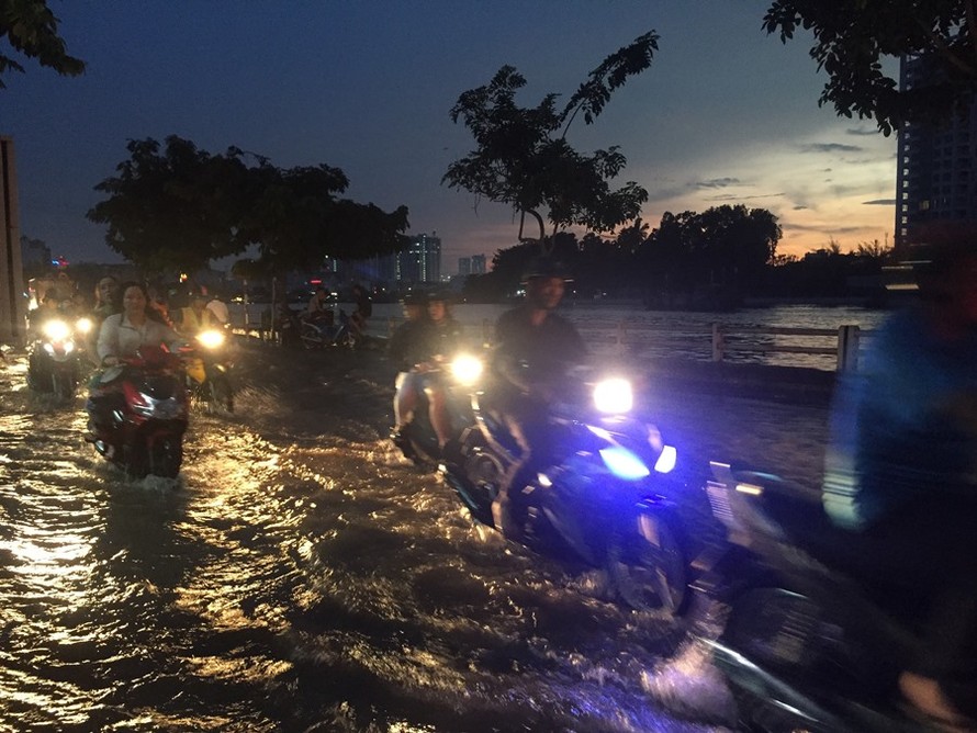 Thủy triều lên cao, người dân TPHCM bì bõm lội nước về nhà