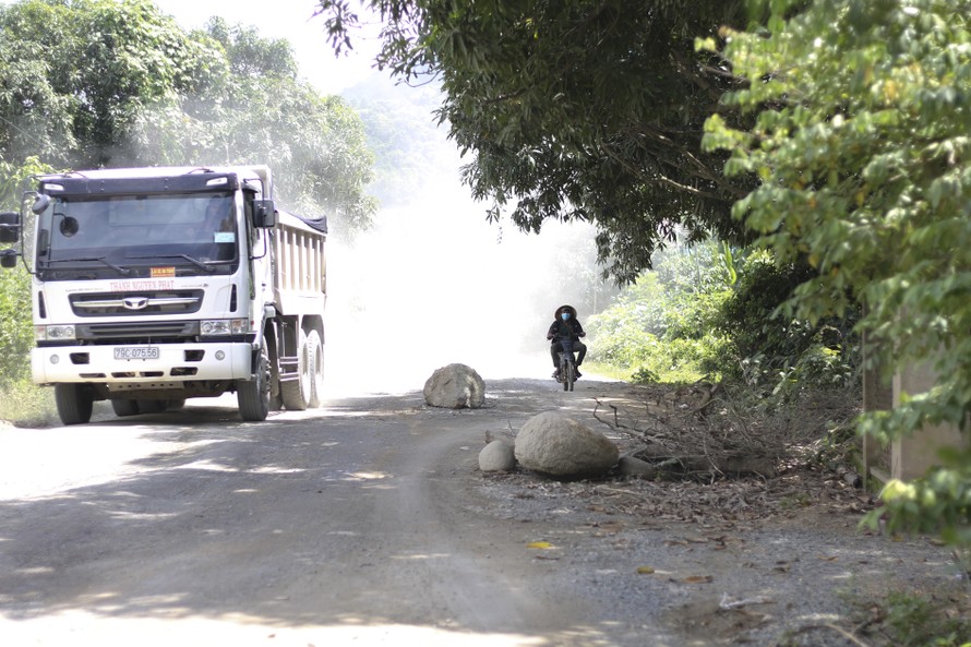 Bức xúc vì ô nhiễm, dân lấy đá chặn xe tải