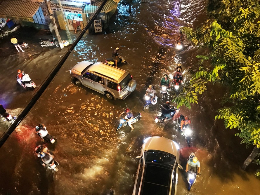 Triều cường vượt báo động, nhiều đường Sài Gòn ngập kinh hoàng