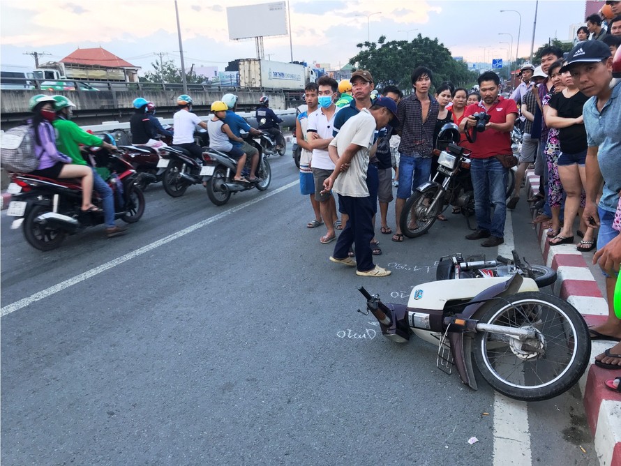Ngã xe máy, thợ hồ tử vong trên cầu Bình Phước