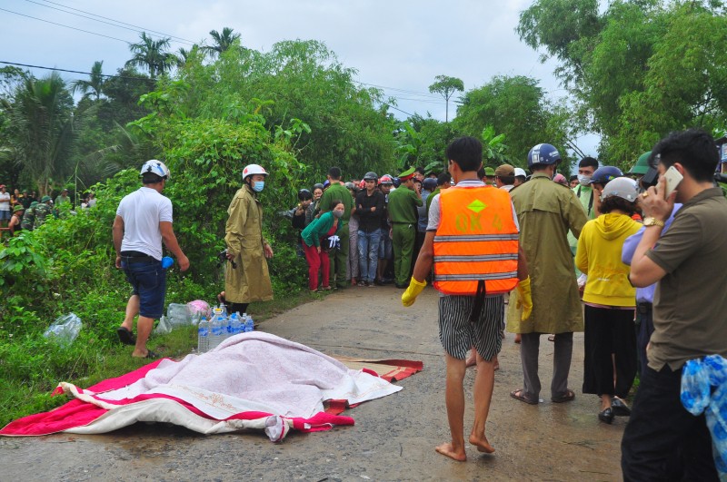 Sau 2 ngày đêm nỗ lực tìm kiếm, lực lượng chức năng tỉnh Quảng Trị đã tìm thấy thi thể nam sinh lớp 10 Lê Văn Sang bị nước cuốn mất tích.