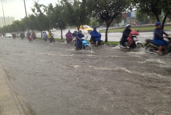 Nhiều tuyến đường ở TPHCM lại ngập sâu sau mưa