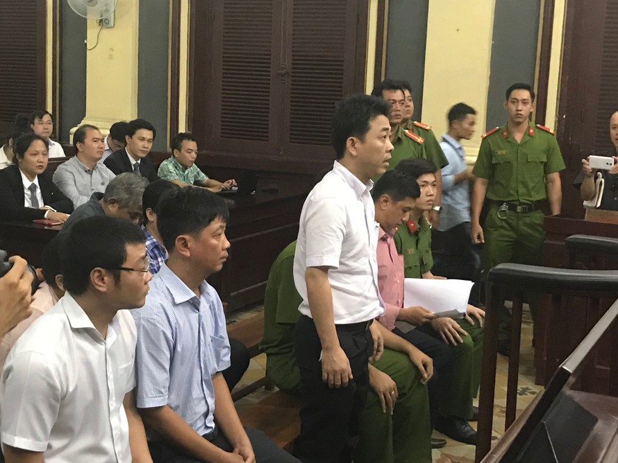 Sau khi nghe lệnh bắt tạm giam, hai bị cáo Hùng và Cường trở lại phiên tòa tiếp tục xét xử. Ảnh: Văn Minh.