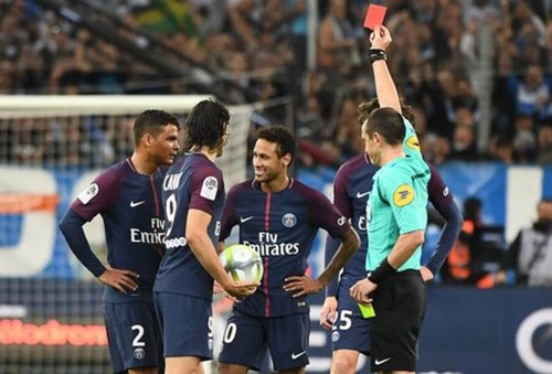 Neymar nhận thẻ đỏ đầu tiên trong màu áo PSG. Ảnh: Reuters.