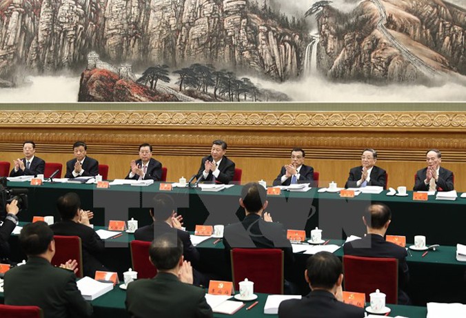 Tổng Bí thư, Chủ tịch Tập Cận Bình (thứ 4, trái) và Đoàn Chủ tịch tại phiên thảo luận Đại hội Đại biểu toàn quốc lần thứ 19 Đảng Cộng sản Trung Quốc ngày 18/10. Nguồn: THX/TTXVN.