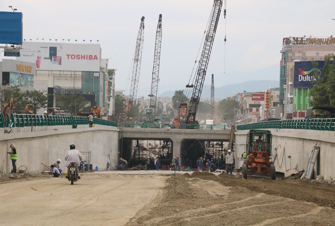 Công trình hầm chui tại nút giao thông Điện Biên Phủ - Nguyễn Tri Phương – Lê Độ đang khẩn trương thi công hoàn thiện phục vụ APEC.