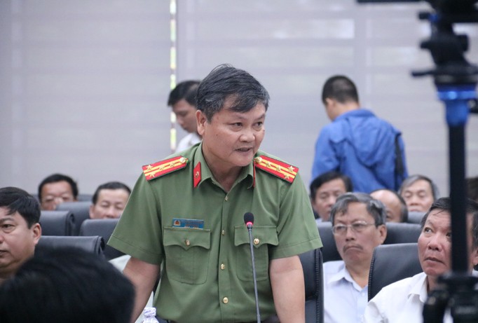 Đại tá Nguyễn Đức Dũng, Trưởng phòng Tham mưu tổng hợp Công an Tp Đà Nẵng trả lời thắc mắc của nữ nhà báo.