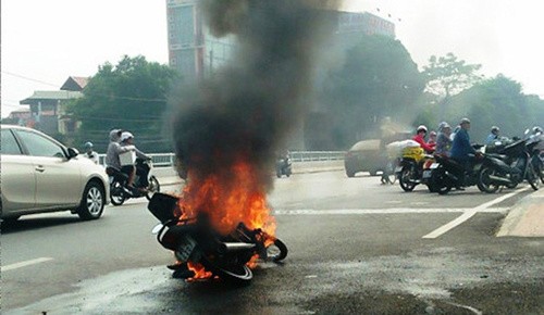 Xe máy bốc cháy dữ dội ở chân cầu Lai Thành. Ảnh: Lam Sơn.