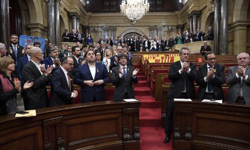 Các nghị sĩ Catalonia vỗ tay tại cuộc họp nghị viện sau khi nghị quyết tuyên bố độc lập được thông qua ngày 27/10. Ảnh: AFP.
