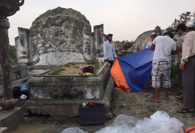 Thi thể nạn nhân Nguyễn Sanh T. được phát hiện sau nhiều ngày tử vong tại một khu nghĩa trang cách xa nhà của nạn nhân.
