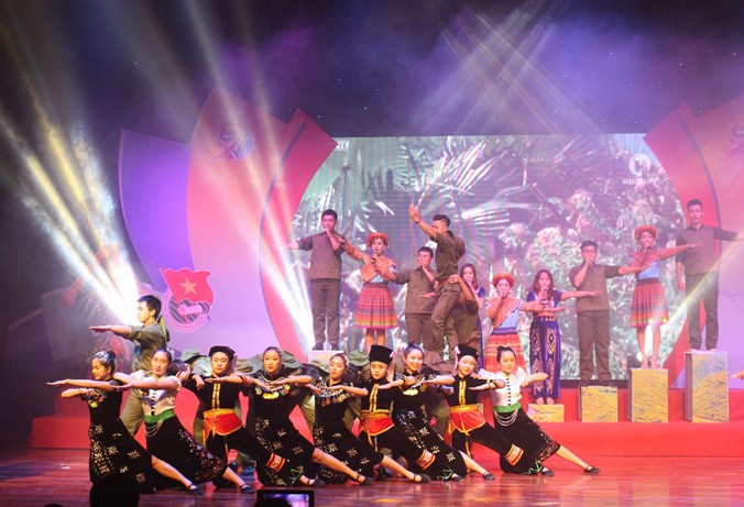 Liên khúc Hành quân xa - Trên đồi Him Lam và Giải phóng Điện Biên được dàn dựng công phu của Đoàn trường ĐH Duy Tân.