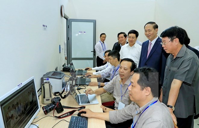 Chủ tịch nước Trần Đại Quang với cán bộ, phóng viên, biên tập viên TTXVN. Ảnh: Nhan Sáng/TTXVN.