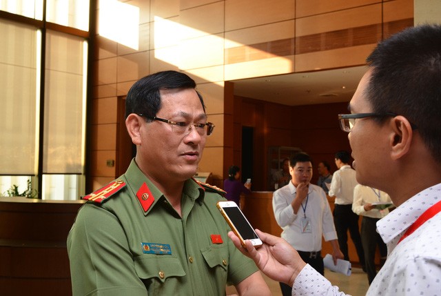 Đại tá Nguyễn Hữu Cầu - Giám đốc Công an tỉnh Nghệ An trao đổi với PV Dân trí bên hành lang Quốc hội chiều 30/10.