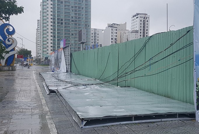 Hàng loạt biển quảng cáo, pa –nô trang trí phục vụ APEC bị xé toạc, đổ sạp sau trận mưa cuối tháng 10. 