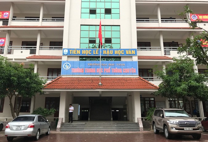 Trường THPT Chuyên Đại học Vinh.