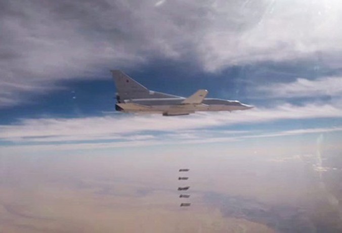 6 oanh tạc cơ Nga dội bom phiến quân ở Syria. Ảnh cắt từ clip.