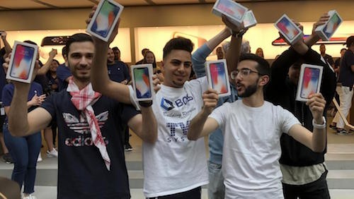 Ahmed Rassa (trái), Bishoy Behman (giữa) và Mazem Kourouche - những người đầu tiên sở hữu iPhone X. Họ đều dưới 20 tuổi. Ảnh: Theaustralian.
