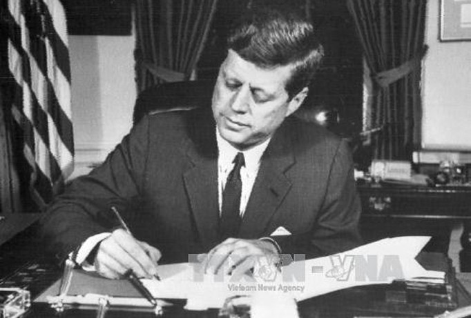 Tổng thống John F.Kennedy tại Nhà Trắng ở Thủ đô Washington, Mỹ ngày 24/10/1962. Ảnh: AFP/TTXVN.