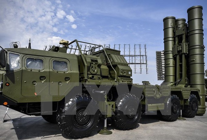 Hệ thống tên lửa phòng không di động chiến lược đất đối không S-400 của Nga được trưng bày tại Diễn đàn kỹ thuật - quân sự quốc tế 2017 ở Kubinka Patriot, ngoại ô Moskva, Nga ngày 22/8. Nguồn: AFP/TTXVN.