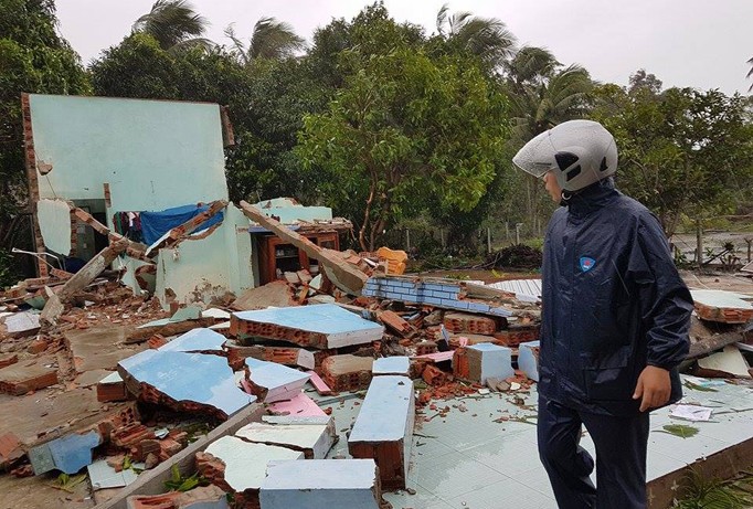 Ngôi nhà anh Bùi Văn Nhân bị sập hoàn toàn, ba bố con anh bị thương cấp cứu tại bệnh viện.