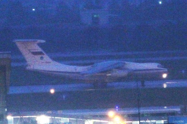 Máy bay vận tải IL-76MD của Nga hạ cánh xuống Đà Nẵng chiều 6/11. Ảnh: Quý Đoàn/Dân Trí.