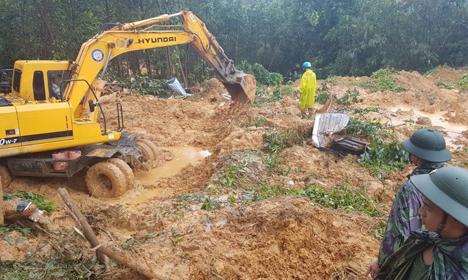 Mưa lớn gây sạt lở khiến nhiều người chết, nhà sập tại huyện miền núi Quảng Nam.