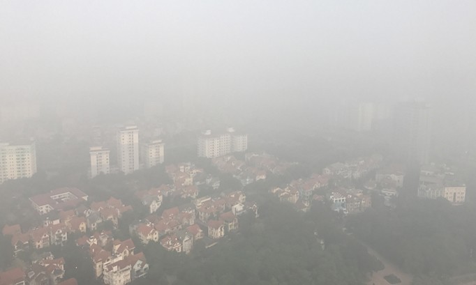 Nhiều tòa nhà ở khu vực Linh Đàm, Hoàng Mai, Hà Nội mờ ảo trong sương. Ảnh: Phan Thiên.
