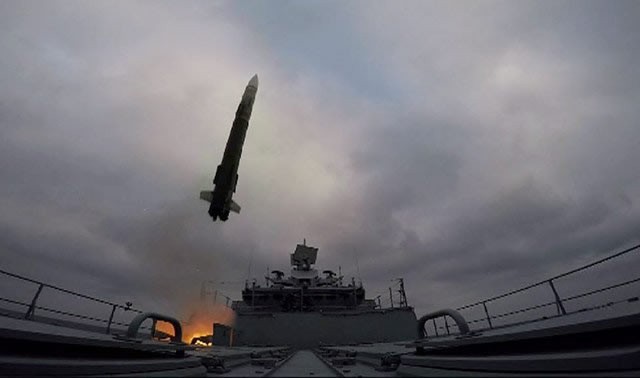 Tàu Đô đốc Makarov của Nga phóng thử tên lửa đất đối không. Ảnh: Navy.