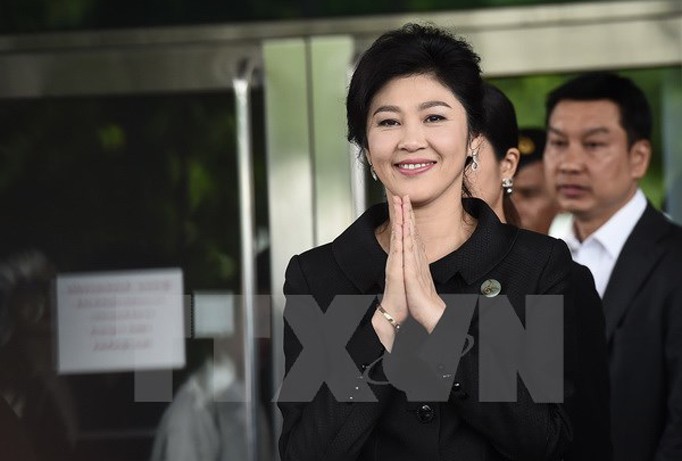 Cựu Thủ tướng Yingluck Shinawatra rời tòa án tối cao ở Bangkok ngày 21/7. Nguồn: AFP/TTXVN.