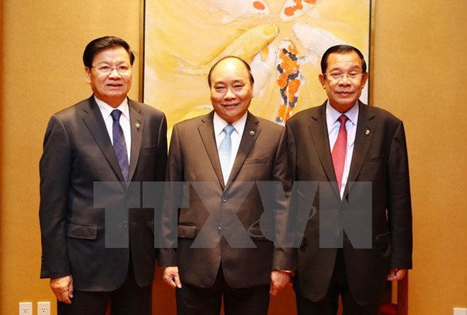 Thủ tướng Chính phủ Nguyễn Xuân Phúc gặp Thủ tướng Chính phủ Hoàng gia Campuchia Samdech Techo Hun Sen (bên phải) và Thủ tướng Lào Thongloun Sisoulith (bên trái). Ảnh: Thống Nhất /TTXVN.