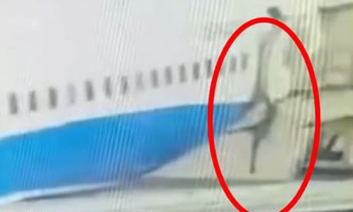 Khoảnh khắc nữ tiếp viên rơi khỏi cửa sau máy bay. Ảnh cắt từ clip.
