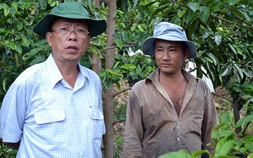 Ông Trần Công Chánh trong lần tiếp xúc với nông dân. 