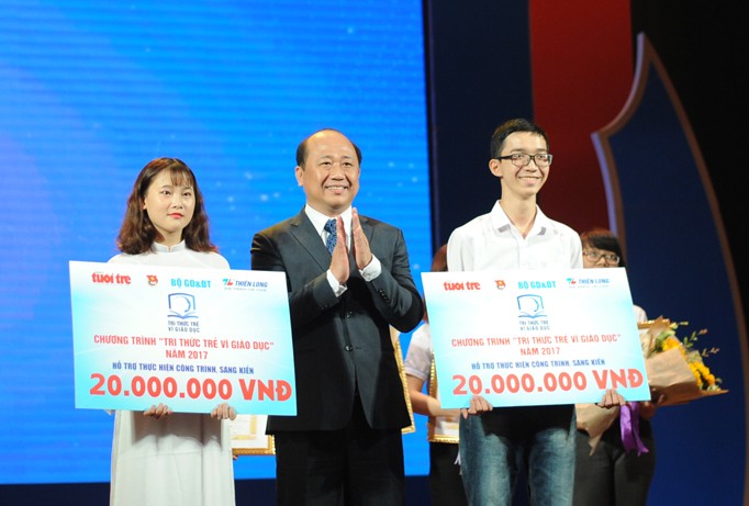 Ông Nguyễn Đình Tâm, Tổng Giám đốc Tập đoàn Thiên Long trao giải thưởng tiềm năng cho đại diện công trình “Sổ tay trang bị kĩ năng phòng, chống nạn buôn người cho học sinh trung học Lạng Sơn”(ngoài cùng, bên trái).