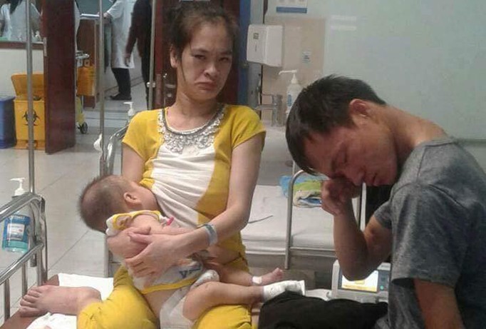 Anh Phú, chị Hằng đang chăm cháu Lam Phong tại Khoa Huyết học Lâm sàng Bệnh viện Nhi Trung ương.