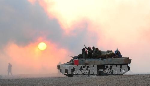 Binh sĩ và xe quân sự Syria trong chiến dịch chống IS tại thành phố al-Bukamal ngày 9/11. Ảnh: THX/TTXVN.