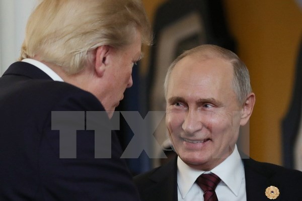Tổng thống Nga Vladimir Putin (phải) và Tổng thống Mỹ Donald Trump (trái) trong cuộc gặp tại Hội nghị cấp cao APEC ở Đà Nẵng. Nguồn: AFP/TTXVN.