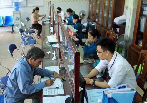 Công chức tại khu vực một cửa ở Đà Nẵng trong giờ làm việc. Ảnh: Vnexpress 
