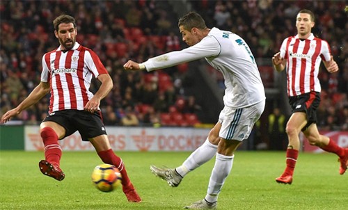 Bilbao đứng vững trong sức ép của Real. Ảnh: Reuters.