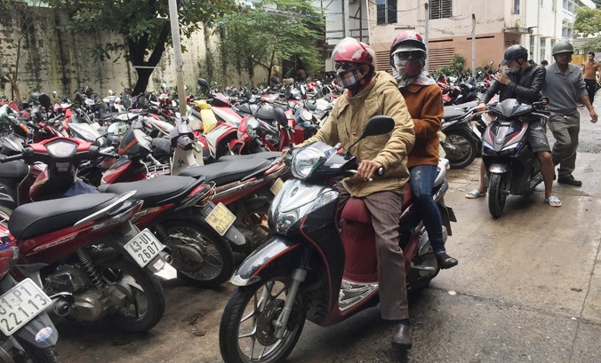 Người dân khám, chữa bệnh gửi xe tại bãi xe của bệnh viện Đà Nẵng.