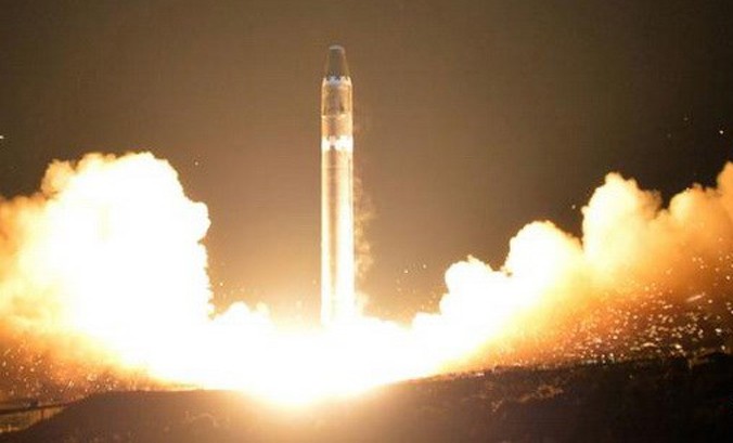 Vụ phóng thử tên lửa đạn đạo liên lục địa Hwasong-15. Nguồn: AP.