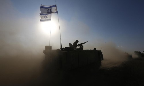 Binh sĩ Israel trên xe bọc thép tiến về khu vực biên giới với Gaza. Ảnh: Reuters.