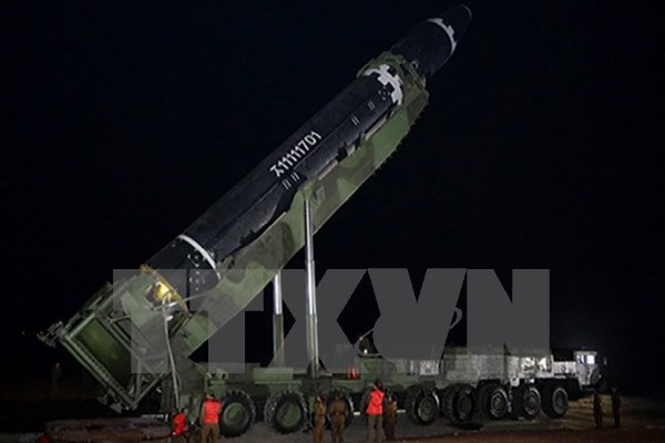 ên lửa liên lục địa được đặt vào bệ phóng di động ở Triều Tiên, chuẩn bị cho vụ phóng. Nguồn: YONHAP/TTXVN.