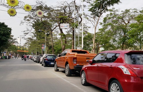 Phố Nguyễn Đức Cảnh thực hiện cấm đỗ ôtô từ ngày 20/12 và các phương tiện chỉ được phép dừng xe. Ảnh: Giang Chinh.