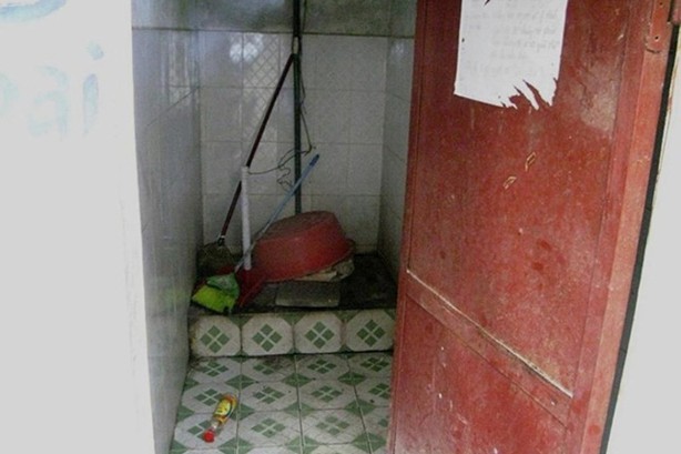 Nhà vệ sinh chật chội, nơi diễn ra việc mua bán dâm.