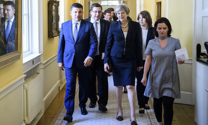 Stanislav Yezhov (đeo kính phía sau) tháp tùng Thủ tướng Ukraine Volodymyr Groysman trong cuộc gặp với người đồng cấp Anh Theresa May hồi tháng 7. Ảnh: Unian.