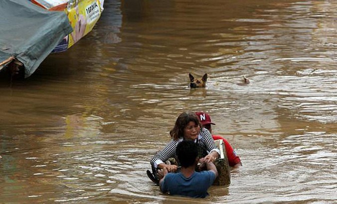 Một người phụ nữ được sơ tán khỏi vùng lũ ở Philippines do ảnh hưởng của bão Tembin. Ảnh: AFP.