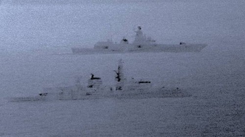 Tàu HMS St Albans theo sát Đô đốc Gorshkov. Ảnh: PA.