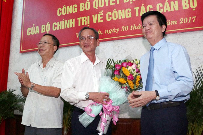 Ông Lữ Văn Hùng (giữa) được bầu làm Bí thư Tỉnh ủy Hậu Giang thay ông Trần Công Chánh (trái) nghỉ hưu trước tuổi.