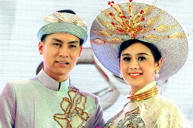 Trang phục cưới giá hàng trăm triệu của vợ chồng Lâm Khánh Chi