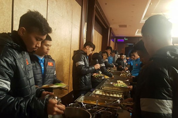 U23 Việt Nam dùng bữa tối đầu tiên tại Thượng Hải. Ảnh: Vietnamnet